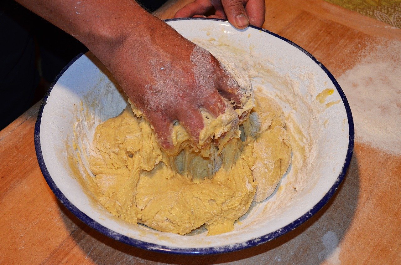 Kdor pozna ta RECEPT za kislo testo, ne išče drugega: Izjemno mehko in puhasto – univerzalen recept!