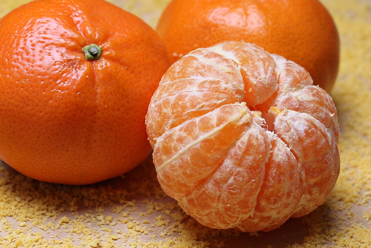 Mandarine pozimi jemo skoraj vsak dan, a tega si ne bi nikoli zamislili: Ne zavrzi teh olupkov, lahko si privoščiš TO!