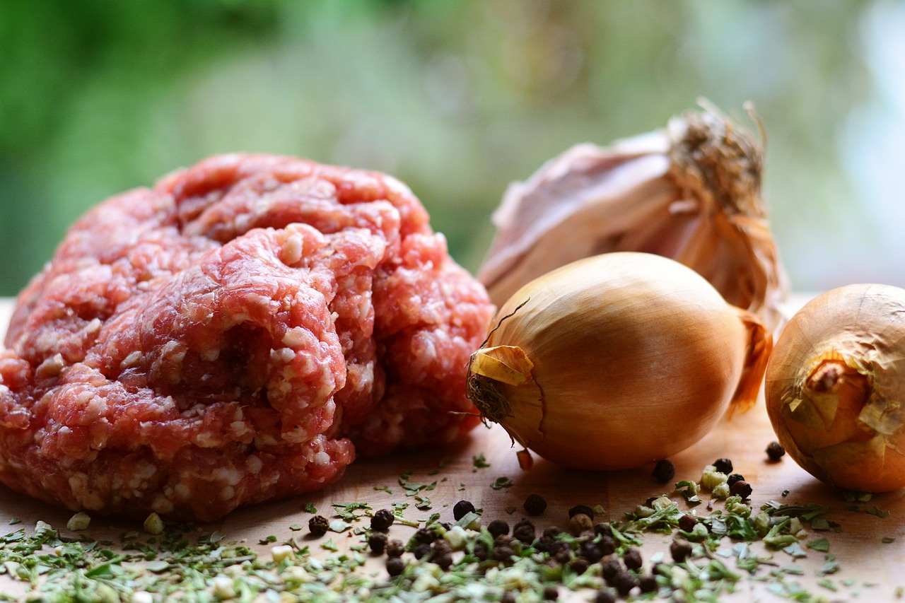 Krompirjevi zvitki polnjeni z mletim mesom: Nezahtevna papa, ki je hitro na mizi in prija celotni družini!