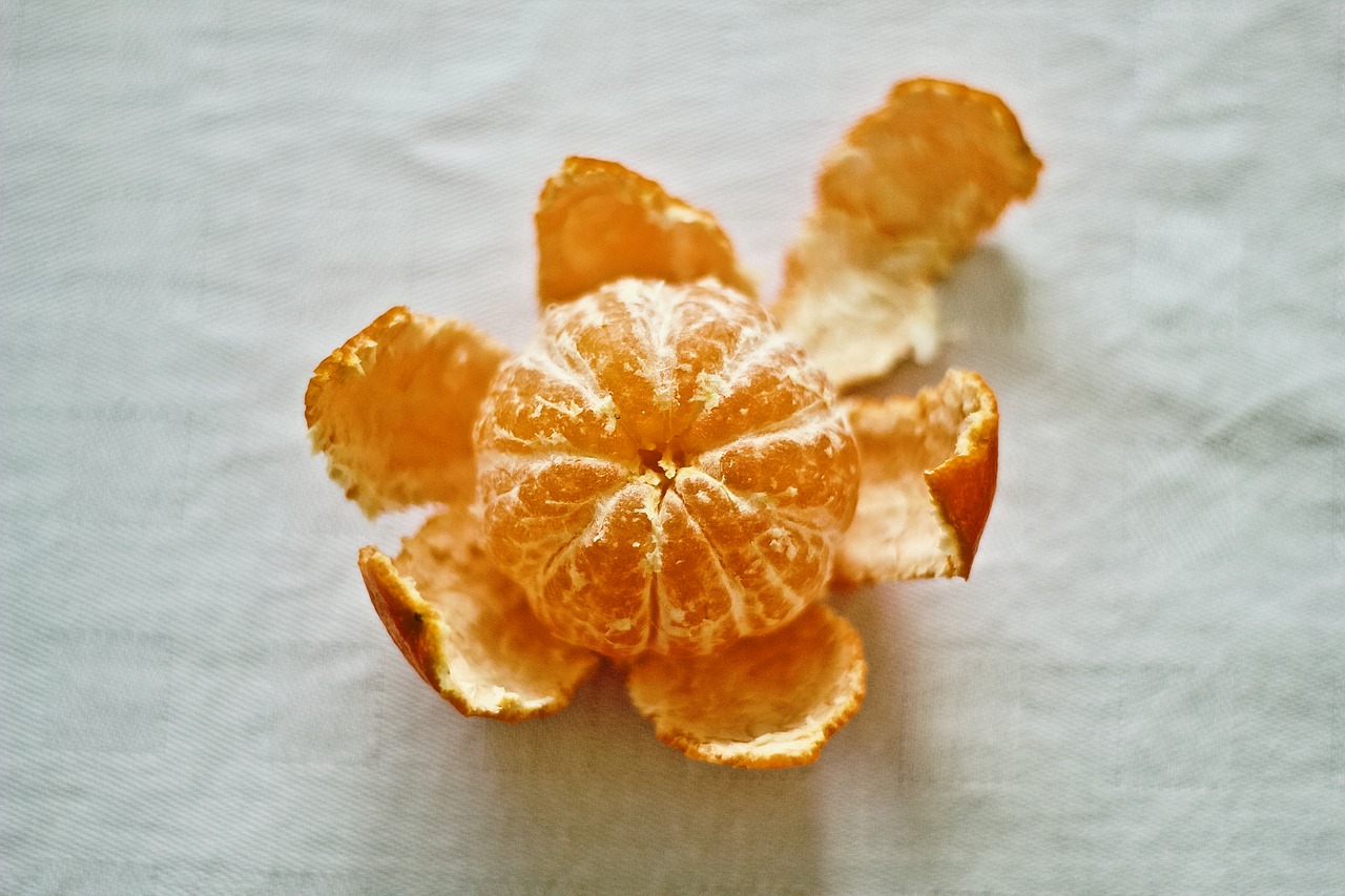 Mandarine pozimi jemo skoraj vsak dan, a tega si ne bi nikoli zamislili: Ne zavrzi teh olupkov, lahko si privoščiš TO!