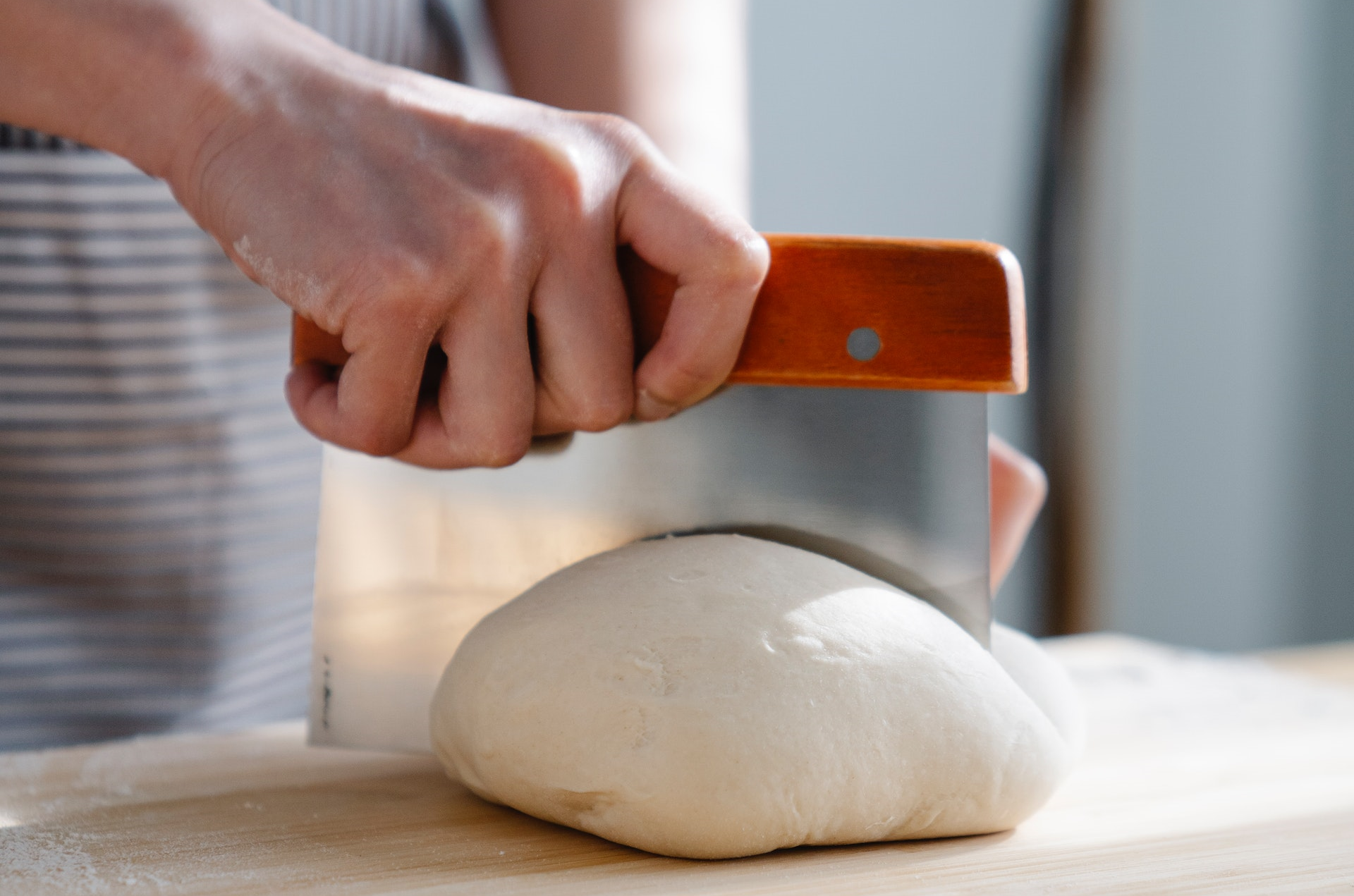 Moja mama pozna RECEPT za najboljše hitre žemljice: Starodavno testo brez MAŠČOBE, so okusne in fantastično hrustljave!