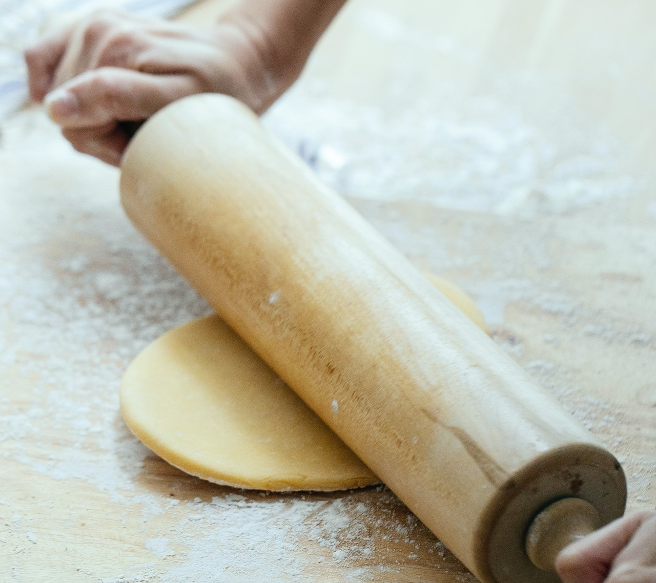 Moja mama pozna RECEPT za najboljše hitre žemljice: Starodavno testo brez MAŠČOBE, so okusne in fantastično hrustljave!