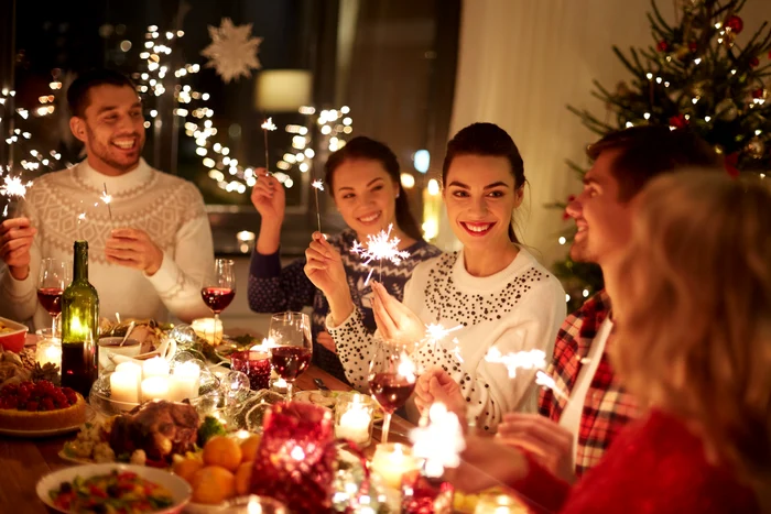 Božična večerja z družino in prijatelji FOTO Shutterstock