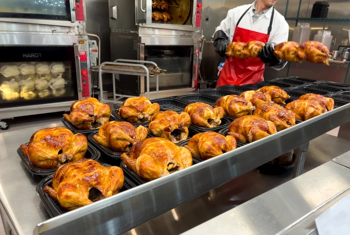 Rotisserie piščanci, okusna jed FOTO Shutterstock