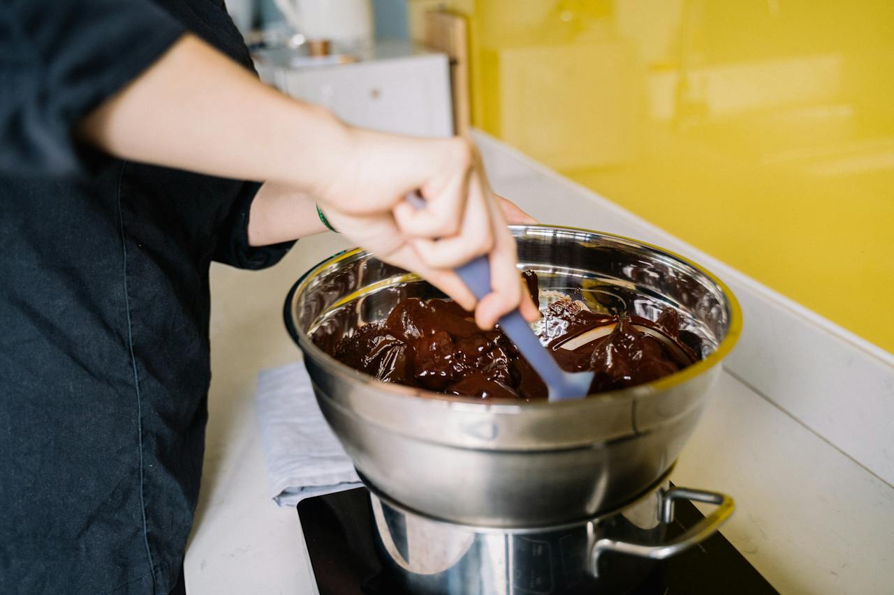 Retro BOŽIČNE bonbone: Domače čokolade iz kalupov po izvirnem receptu iz časov socializma. Zmagajo tudi klasični šuhajdi!