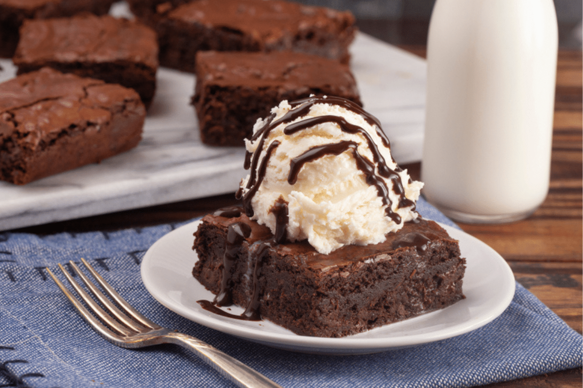 Brownie zamrznjen in postrežen s kepico vanilijevega sladoleda