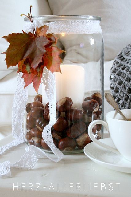 Supersüße herbstliche Decoidee: Kastanien sammeln und ab damit in ein leeres Marmaladenglas. Mit Bändern und blättern dekorieren, vertig! #deko #herbst #diy