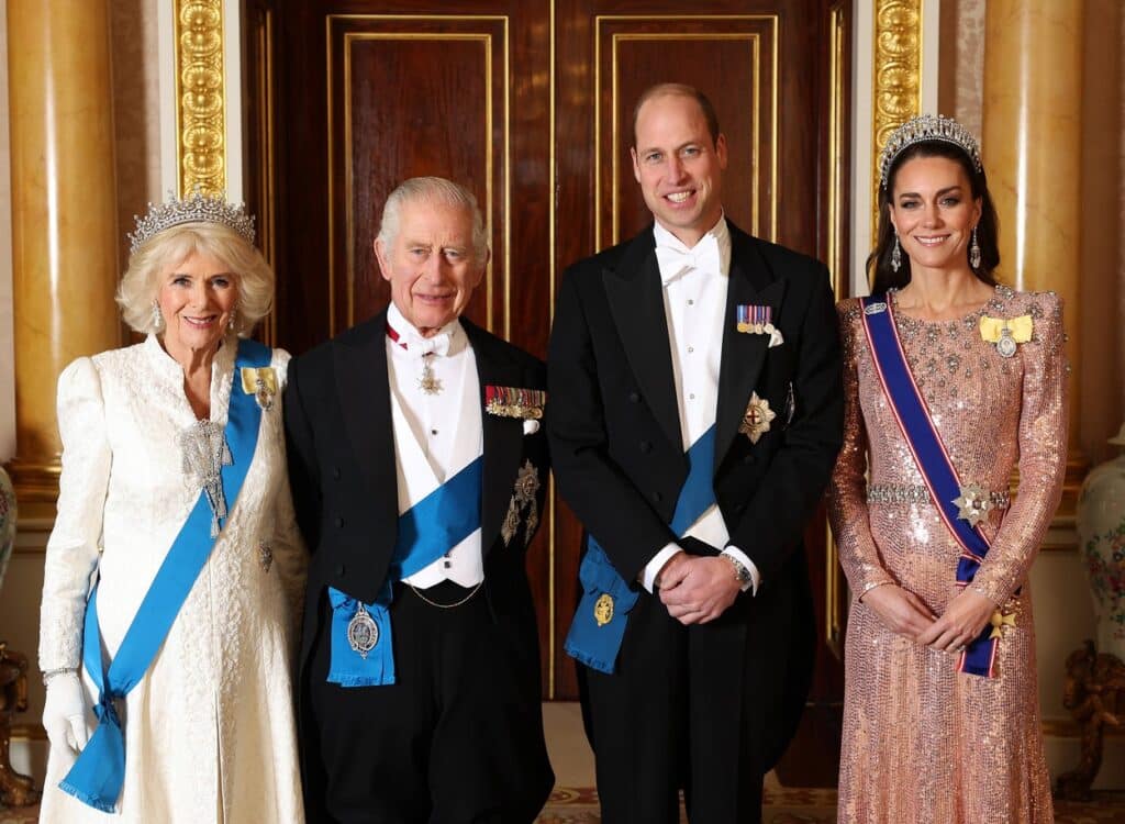 Kraljica Camilla, kralj Charles, princ William in Kate Middleton, ko skupaj pozirajo na kraljevem banketu leta 2023