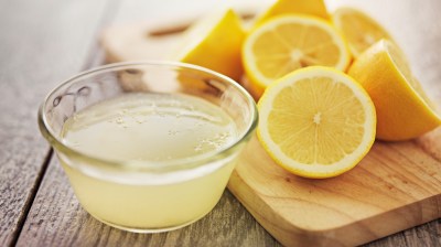 Razrezane limone in limonin sok